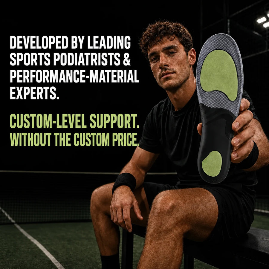 Padel player holding the SOLVIX insole